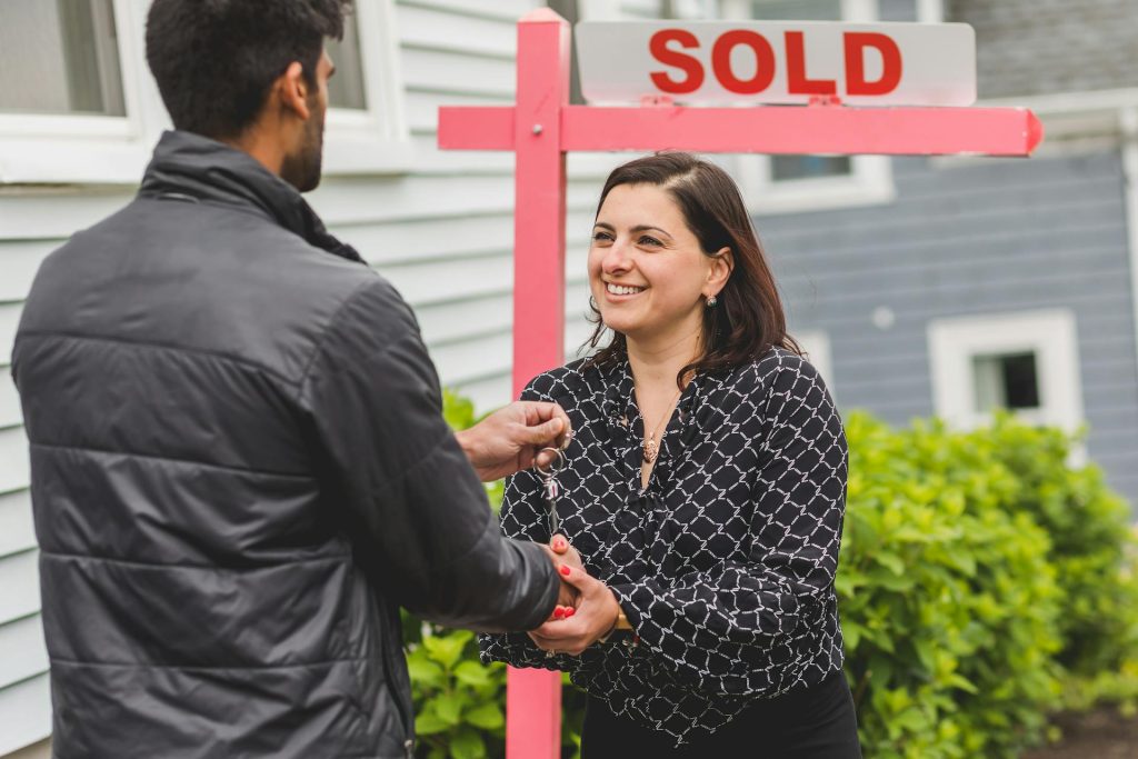 New agent reviewing pricing strategies and legal basics in a training session.